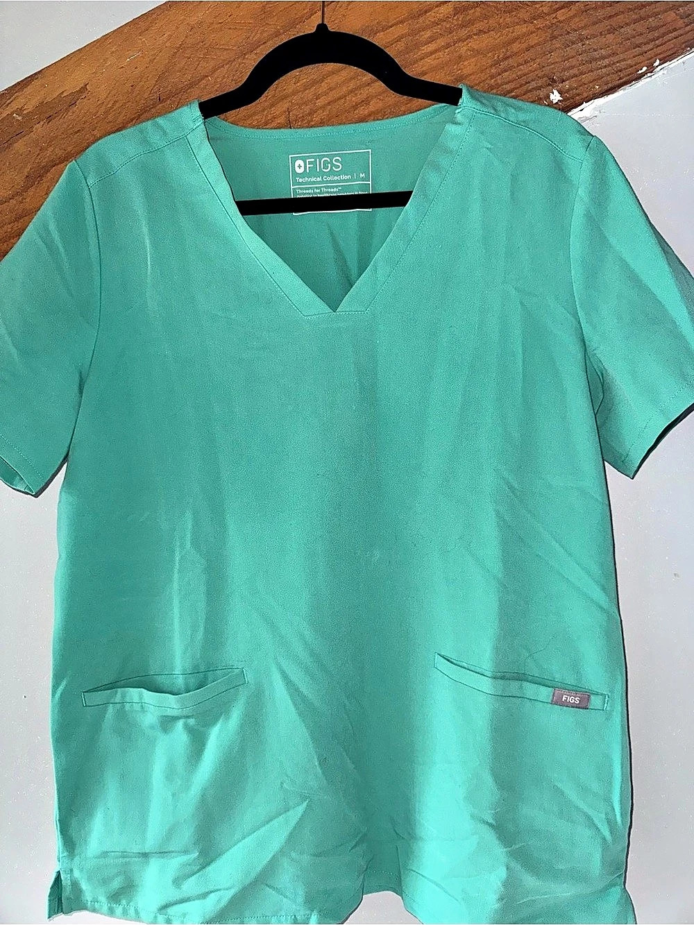 FIGS Technical Collection scrub top V-Neck Short Sleeve Top in Green Size Medium